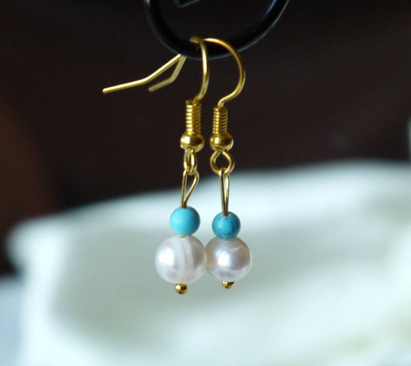 Elfenbein Weiß Süßwasser Runde Perlen Und Türkis Edelstein Gold Fisch Haken Ohrringe von PearlsByTabs
