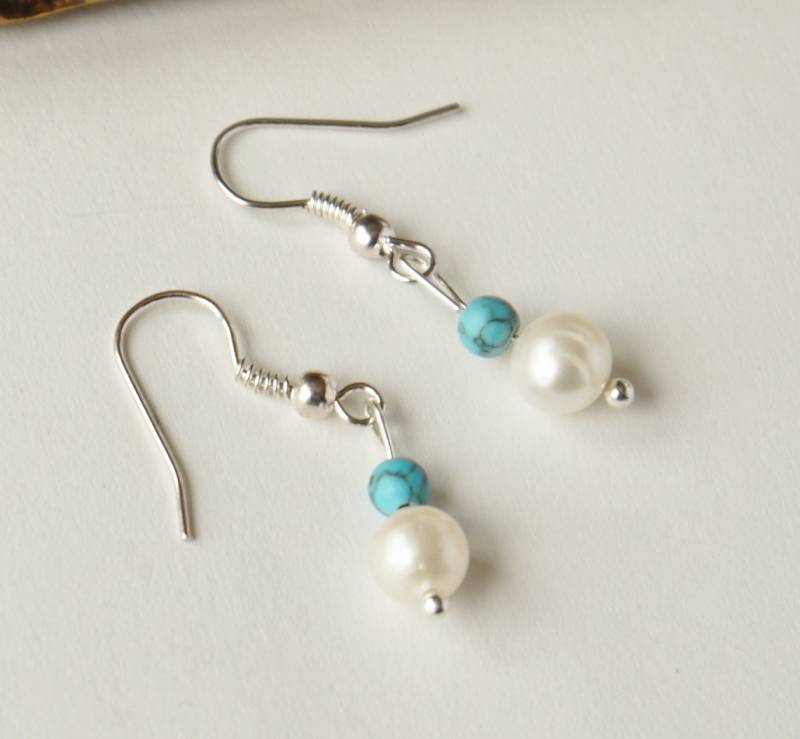 Elfenbein Weiß Süßwasser Runde Perlen Und Türkis Edelstein Silber Fisch Haken Ohrringe von PearlsByTabs