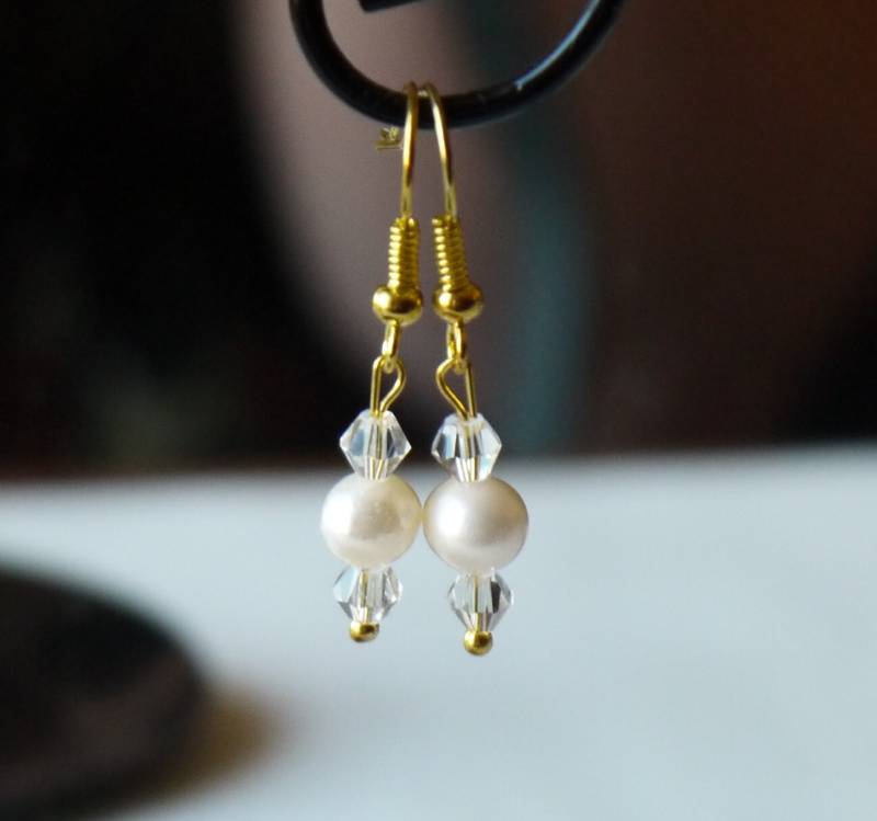 Elfenbein Weiße Runde Perle Und Klare Swarovski Kristalle Gold Süßwasserfisch Haken Ohrringe von PearlsByTabs