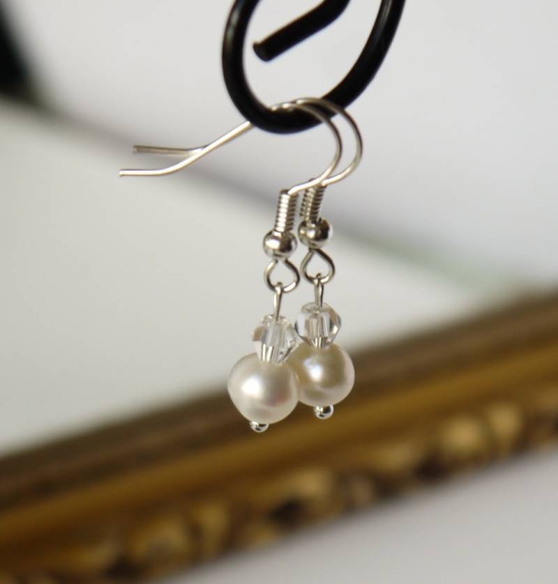 Elfenbeinweiß Süßwasser Runde Perle Und Klare Swarovski Kristall Silber Fisch Haken Ohrringe von PearlsByTabs