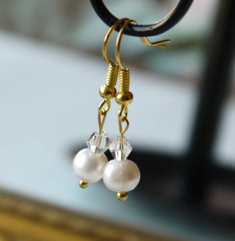 Elfenbeinweiß Süßwasser Runde Perlen Und Klare Swarovski Kristall Gold Fisch Haken Ohrringe von PearlsByTabs
