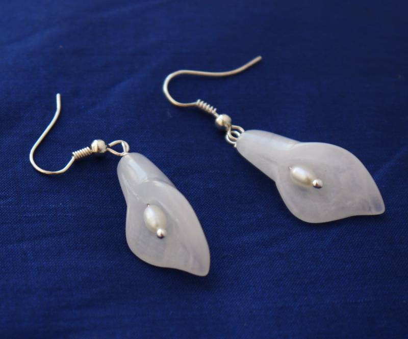 Jade Lilienohrringe - Weiße Edelstein Lilien Mit Elfenbeinfarbener Süßwasserperle Silber Fischhaken Ohrhänger von PearlsByTabs