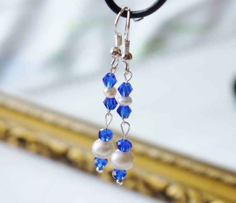 Kobalt-Blaue Kristall Und Elfenbein Weiß Süßwasser Perle Silber Angelhaken Baumeln Ohrringe von PearlsByTabs