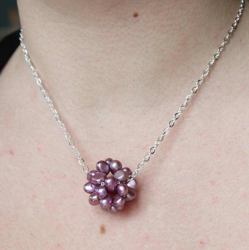 Lila Perle Cluster Halskette Süßwasser Hand Gebundene Kugel Ball Mit Silberkette von PearlsByTabs