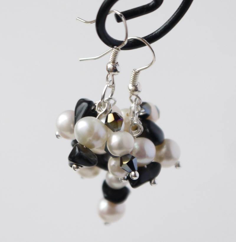 Perle Kristall Und Schwarzer Onyx Ohrringe - Schimmernden Schwarz Ab Elfenbein Weiß Süßwasser Perlen Schwarzen Onyx-Chip-Silberner Fisch Haken von PearlsByTabs