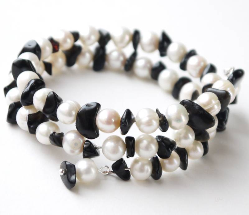 Perle Schwarz Onyx Armreif - Elfenbein Weiß Süßwasser & Edelstein-Chips-Manschette Spule von PearlsByTabs
