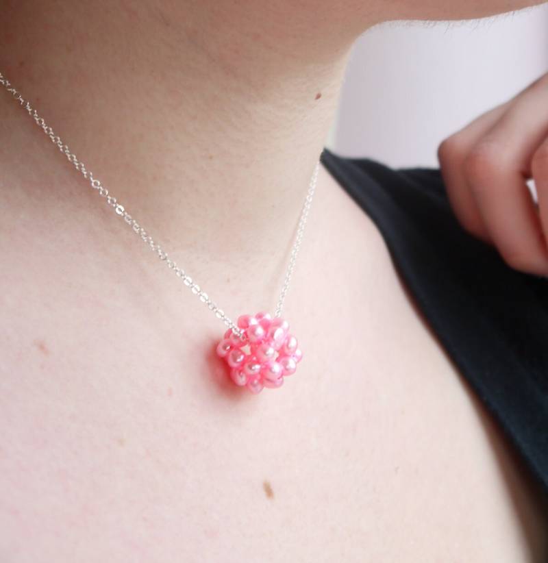 Rosa Perle Cluster Halskette Süßwasser Hand Gebundene Baby Kugel Kette Mit Silberkette von PearlsByTabs