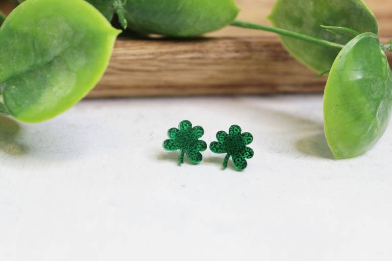 Grüner Klee Leopardenmuster Spiegel Ohrstecker - Leopard Kleeblatt Handgemachte Ohrringe Unter 20 St. Patricks Day von PearlsCustomCreation