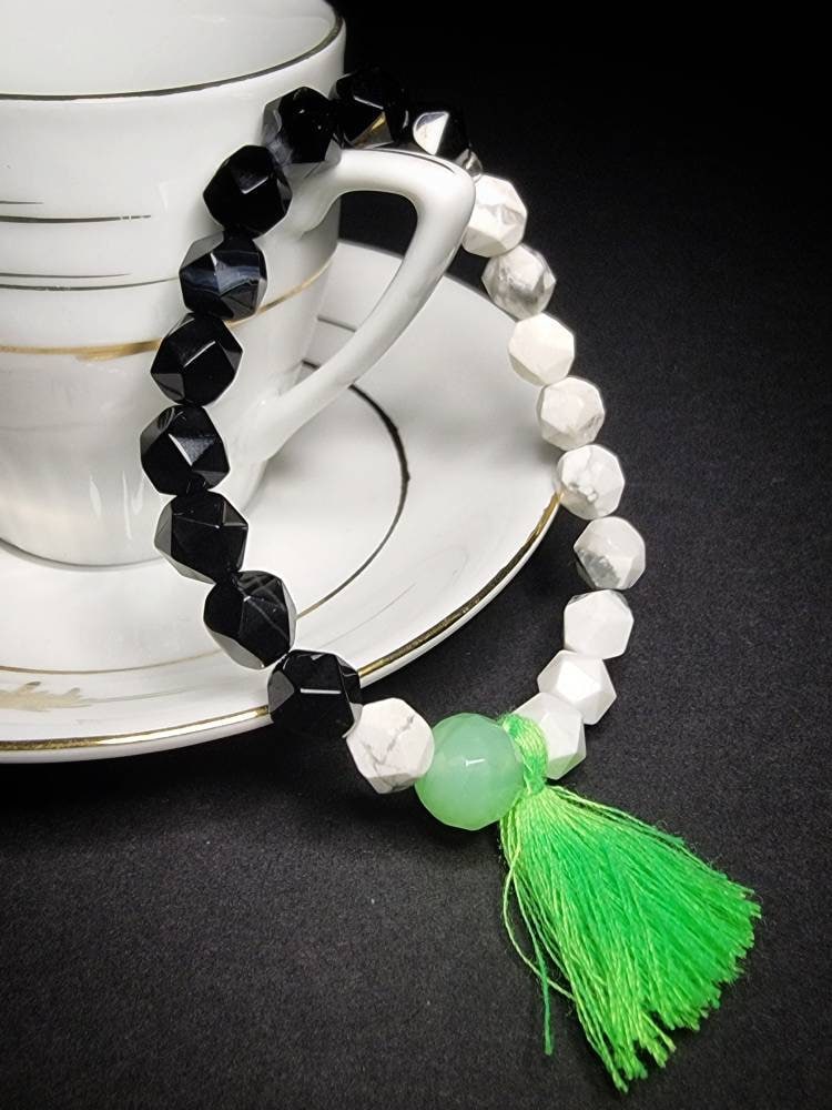 Armband Aus Geschliffenen Weißen Und Schwarzen Karneolperlen Armband Aus Geschliffenen Weißen Und Schwarzen Karneolperlen von PearlsOfAlibaba