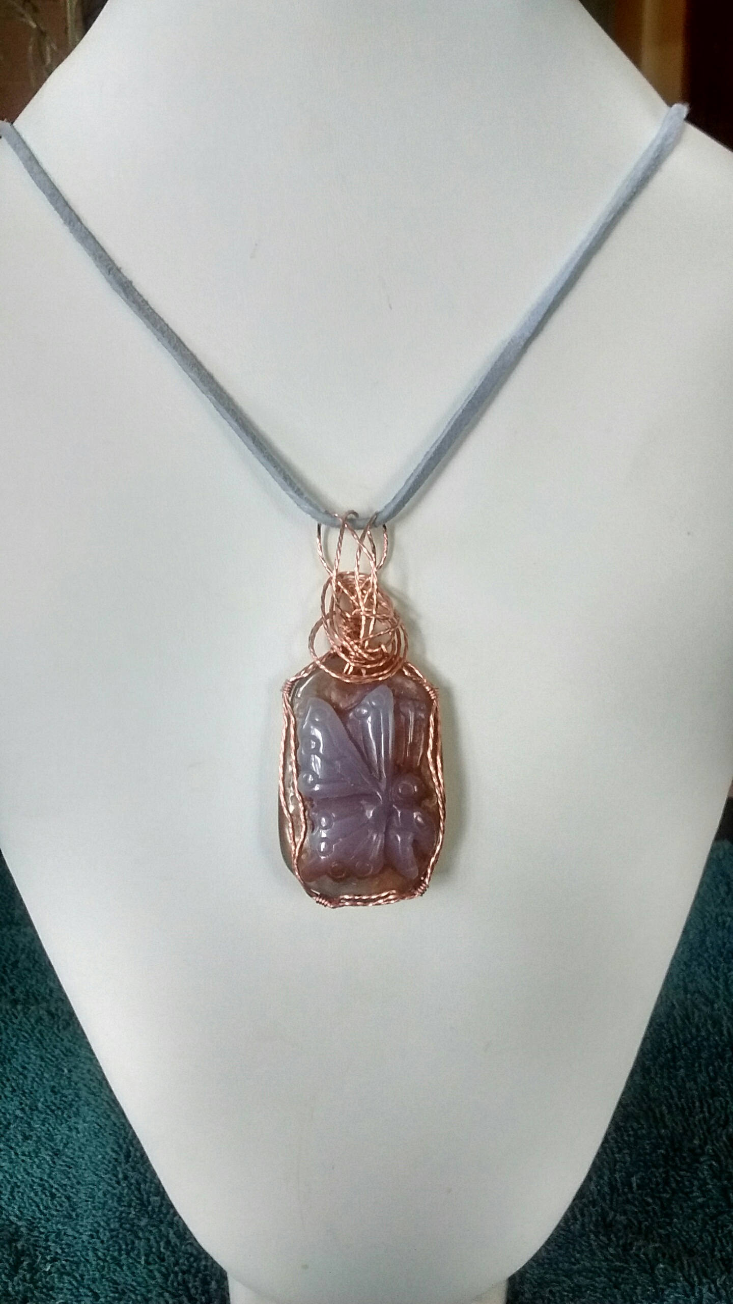 Carved Stein Anhänger - Schmetterling in Blau Chalcedon, Draht Umwickelt Mit Kupfer von PearlsOfHopeJewelry