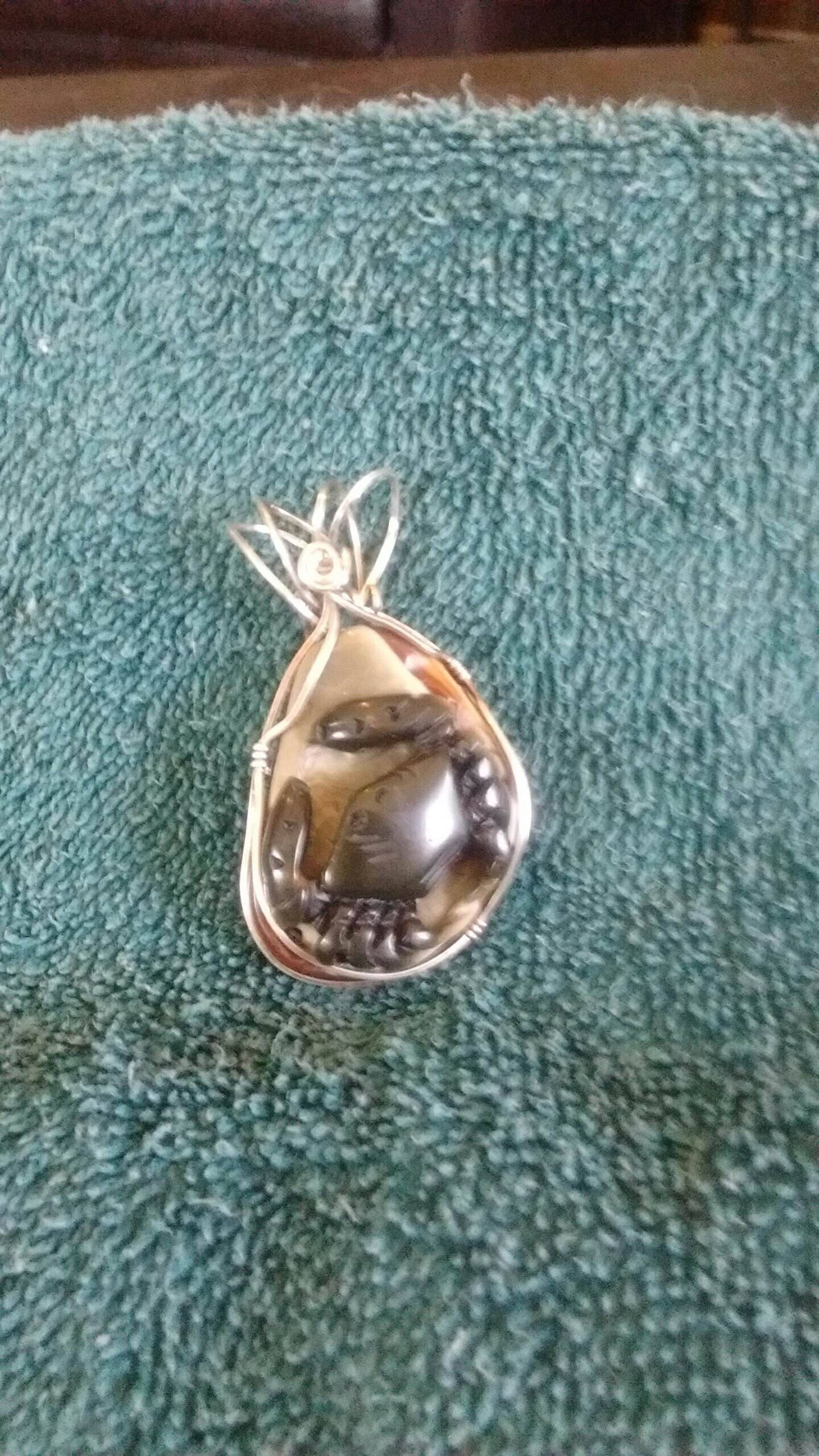 Geschnitzte Stein Anhänger - Krabbe Geschnitzt in Succor Creek Jaspis, Wire Wrapped Sterling Silber von PearlsOfHopeJewelry