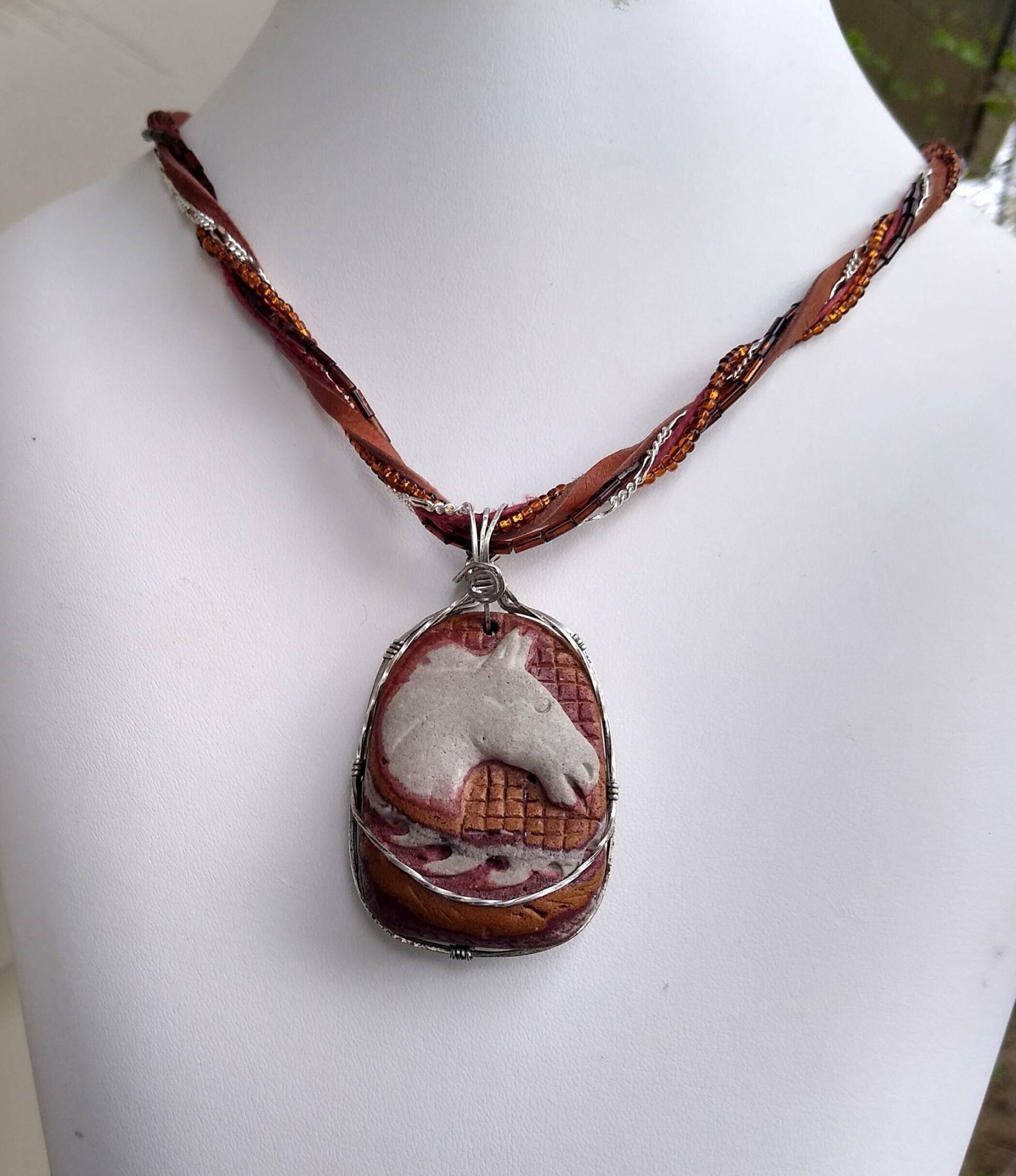 Geschnitzte Stein Anhänger - Pferdekopf Geschnitzt in Owyhee Jaspis Draht Umwickelt Mit Argentium Sterling Silber von PearlsOfHopeJewelry