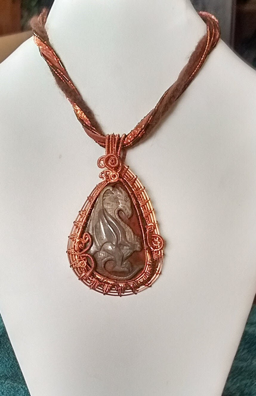 Geschnitzten Stein Anhänger - Mächtiger Drache Geschnitzt in Succor Creek Jaspis, Draht Umwickelt Mit Kupfer von PearlsOfHopeJewelry