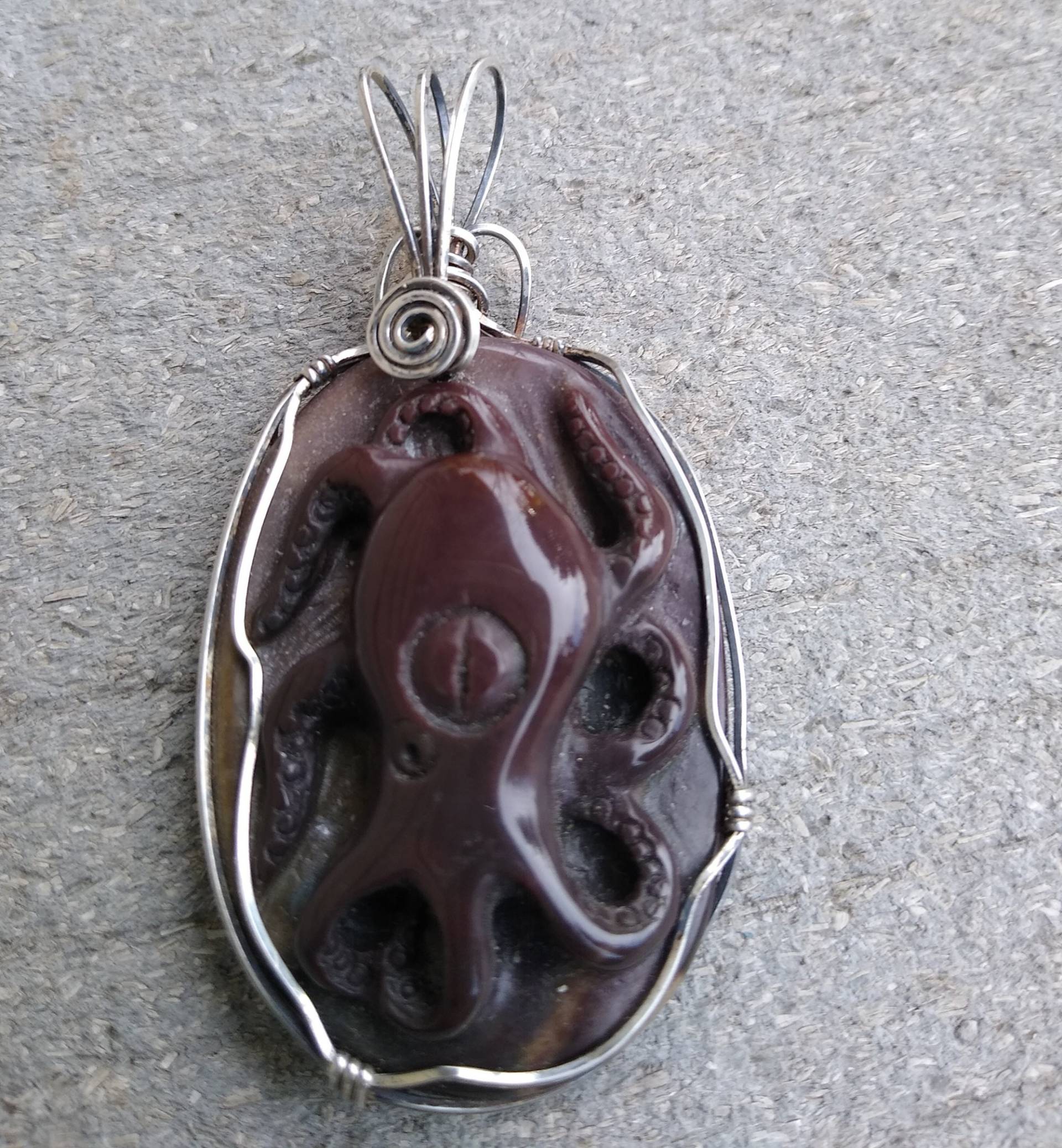 Geschnitzter Stein Anhänger Oktopus in Succor Creek Jaspis Draht Eingewickelt Sterling Silber von PearlsOfHopeJewelry
