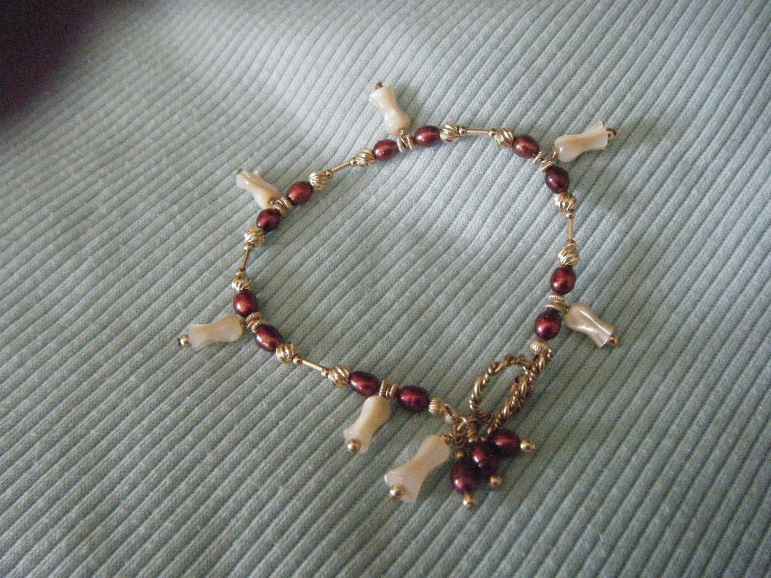 Gold Fill Perlen Geschnitzte Perlmutt Tulpen Armband von PearlsOfHopeJewelry