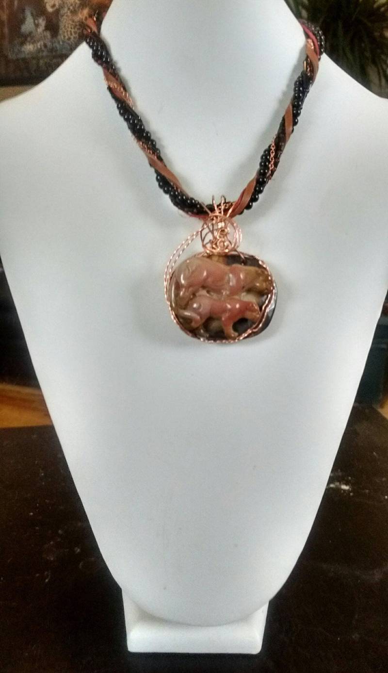 stein Anhänger Berglöwe Mutter Und Junges, Geschnitzt in Succor Creek Jaspis, Draht Eingewickelt Kupfer stein Anhänger Berglöwe Mutter Und Junges, Geschnitzt in Succor Creek Jaspis, Draht Eingewickelt Kupfer von PearlsOfHopeJewelry