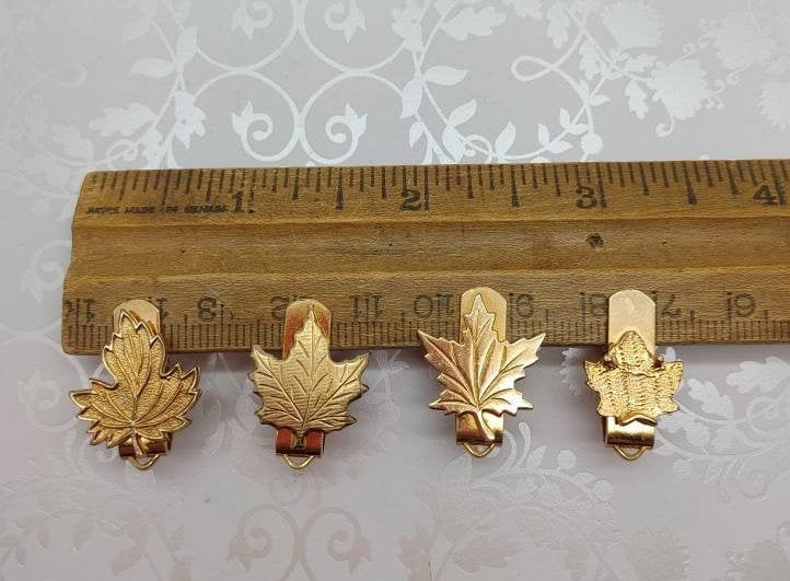 Auswahl Aus 4 Stilen Vintage Gold Ton Detailreich Strukturiert Ahorn Blatt Krawatten Revers Pin Clip von PearlsTreasureFinds