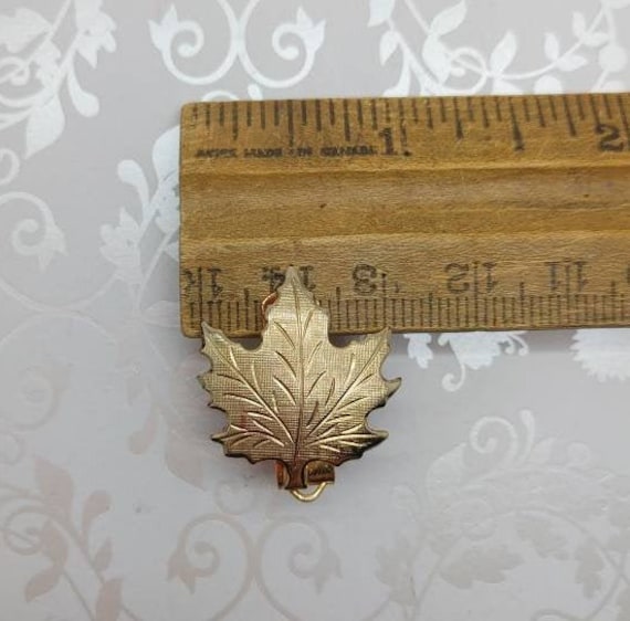 Vintage Gold Ton Detailreich Strukturiert Ahorn Blatt Krawatte Revers Pin Clip Vintage Gold Ton Detailreich Strukturiert Ahorn Blatt Krawatte Revers Pin Clip von PearlsTreasureFinds