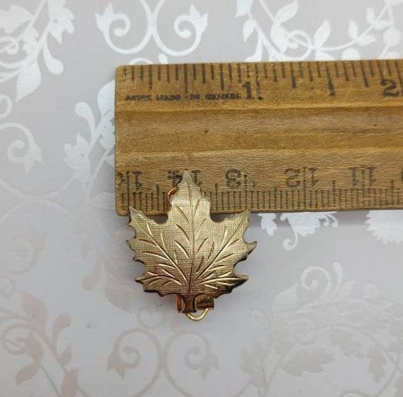 Vintage Gold Ton Detailreich Strukturiert Ahorn Blatt Krawatte Revers Pin Clip von PearlsTreasureFinds
