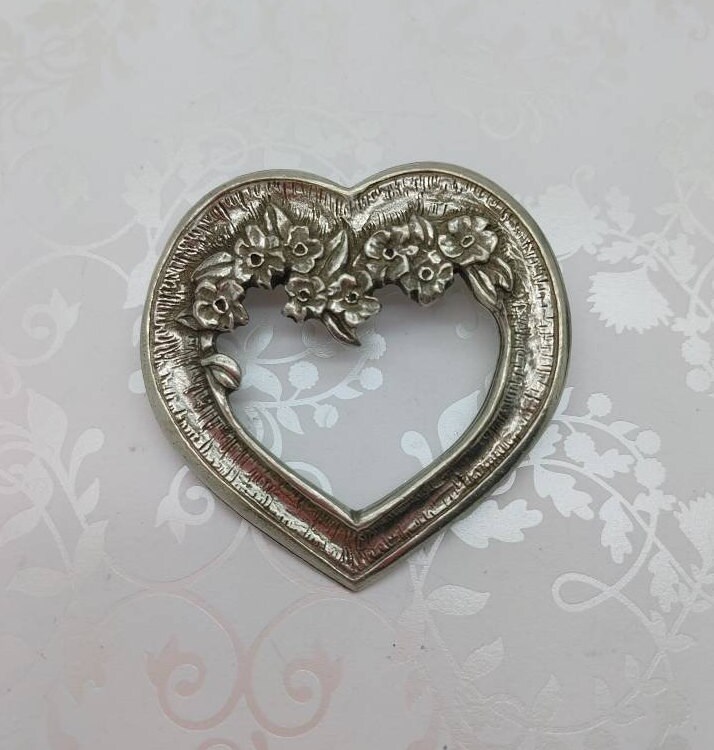 Vintage Signiert 1990 Möwe Zinn Kanada Verschnörgelt Filigran Geschnitzt Floral Geätzt Offenes Herz Große Brosche Anstecknadel Jugendstil Vintage Signiert 1990 Möwe Zinn Kanada Verschnörgelt Filigran Geschnitzt Floral Geätzt Offenes Herz Große Brosche Anstecknadel Jugendstil von PearlsTreasureFinds