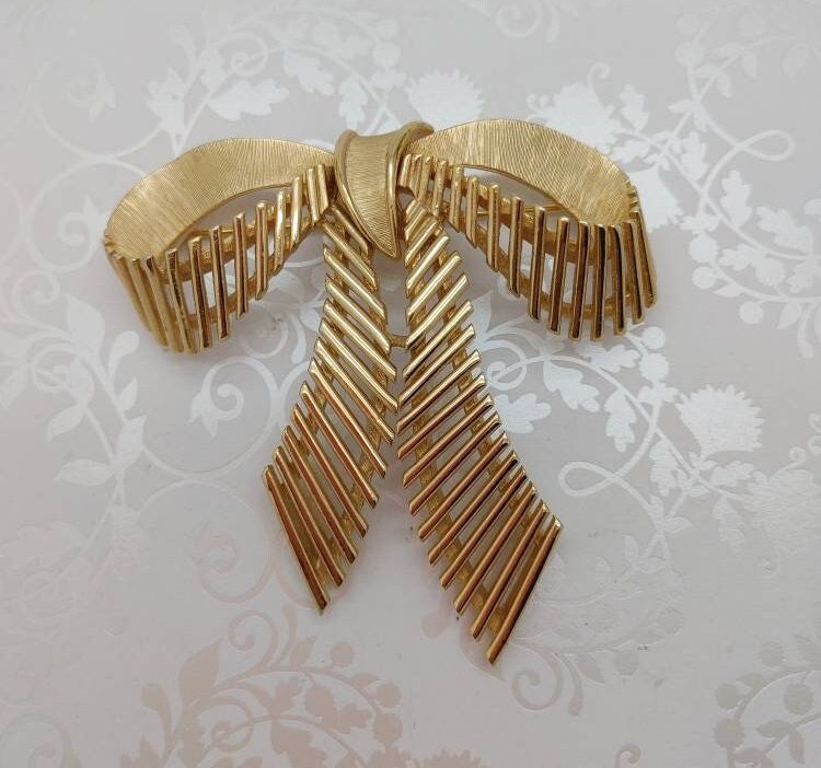 Vintage Signiert Trifari Gold Ton Gebürstet Textur Glänzend Offene Schleife Band Brosche Pin Groß 1960Er Jahre von PearlsTreasureFinds