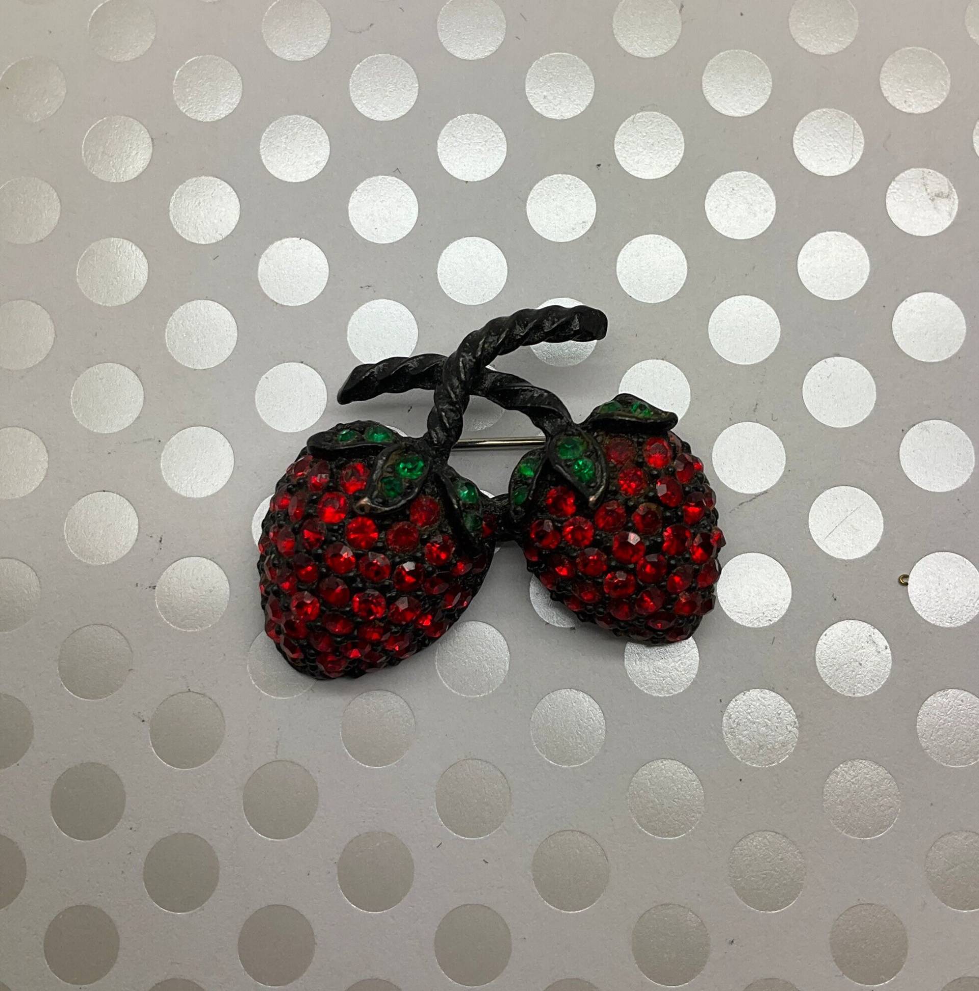 Vintage Signiert Weiss Strass Juicy Erdbeere Japanned Emaille Brosche Rot Grün Anstecknadel Vintage Signiert Weiss Strass Juicy Erdbeere Japanned Emaille Brosche Rot Grün Anstecknadel von PearlsTreasureFinds