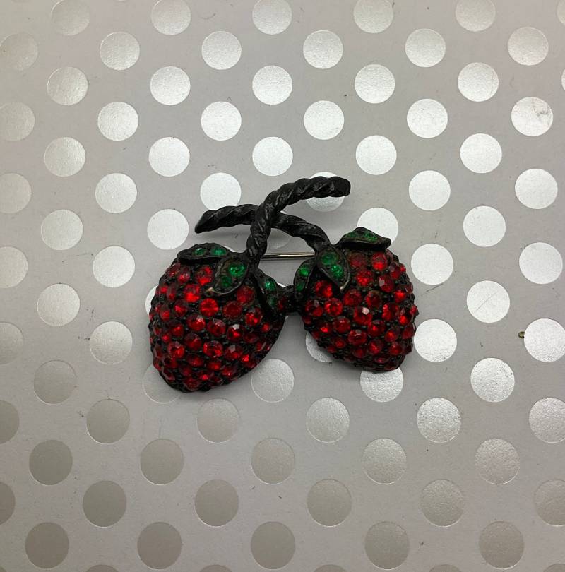 Vintage Signiert Weiss Strass Juicy Erdbeere Japanned Emaille Brosche Rot Grün Anstecknadel von PearlsTreasureFinds