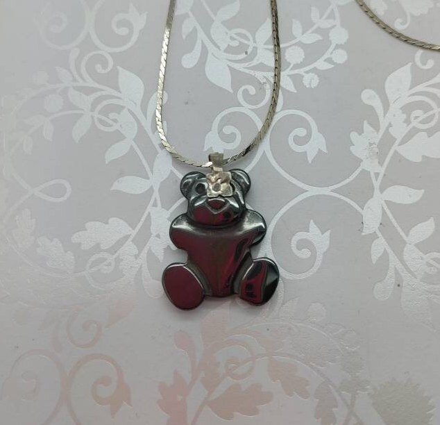 Vintage Signierter Avon Hämatit Geschnitzter Teddybär Charm Anhänger 18 Zoll Silber Ton Serpentin Stil Kette Feng Shui Erdung Energie Vintage Signierter Avon Hämatit Geschnitzter Teddybär Charm Anhänger 18 Zoll Silber Ton Serpentin Stil Kette Feng Shui Erdung Energie von PearlsTreasureFinds