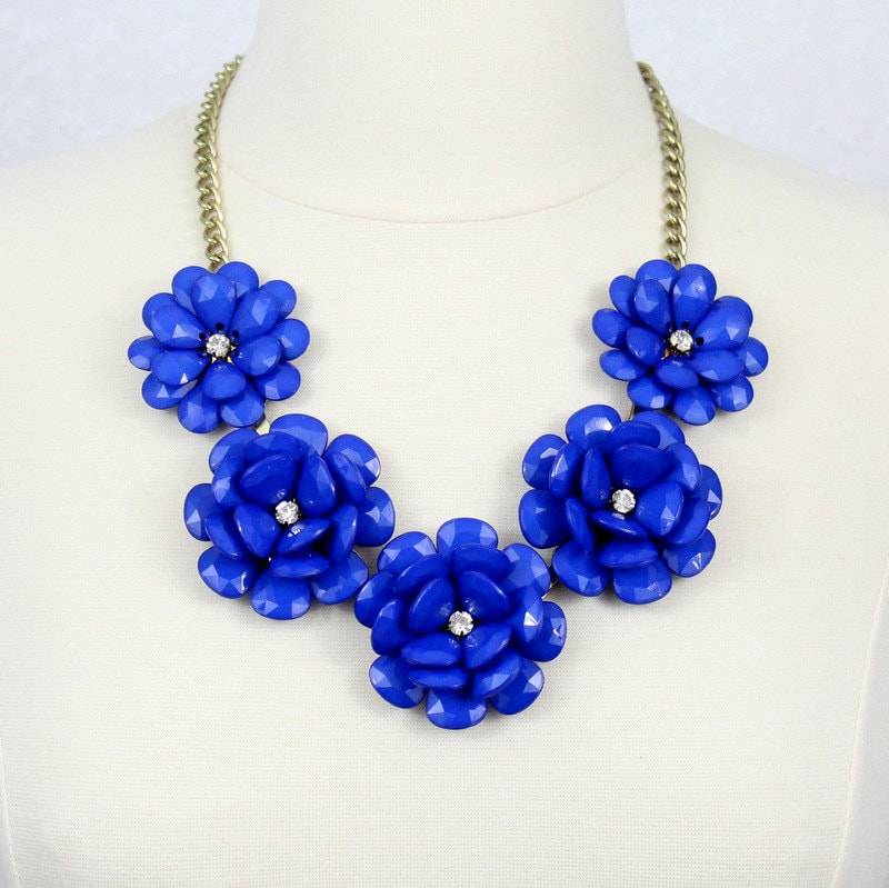 Blaue Harz Blume Statement Halskette Strass Blumen Schmuck von PearlsandBeyond