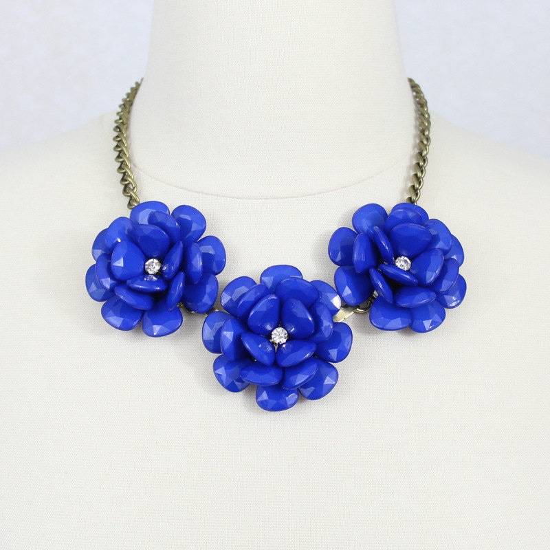 Blaue Harz Blumen Halskette Chunky Rosette Halsband, Strass Detail von PearlsandBeyond
