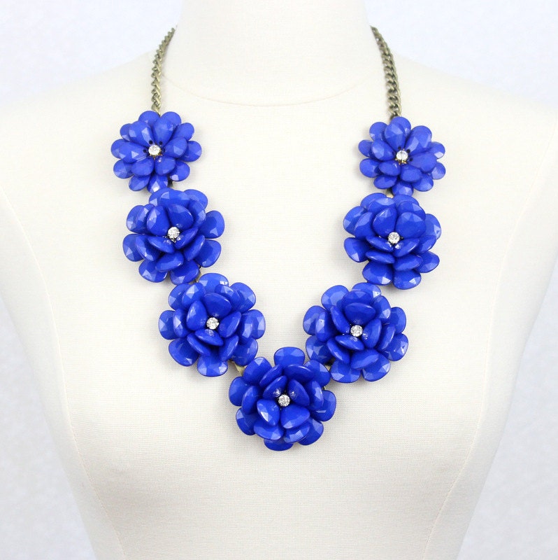 Blaue Resin Flower Statement Halskette Blumenschmuck von PearlsandBeyond