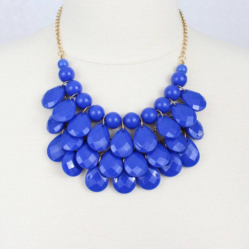 Blaue Teardrop Statement Halskette Multi-Layered Bib Design von PearlsandBeyond