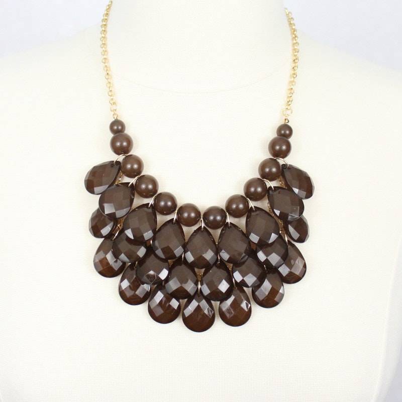 Braune Teardrop Statement Halskette Multi Layered Resin Lätzchen von PearlsandBeyond