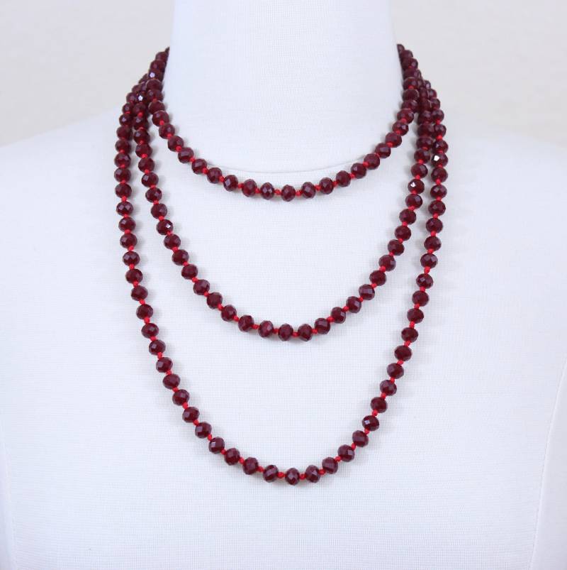 Dunkelrote Kristall Perlen Lange Kette Tiefroter Glas Statement Schmuck von PearlsandBeyond