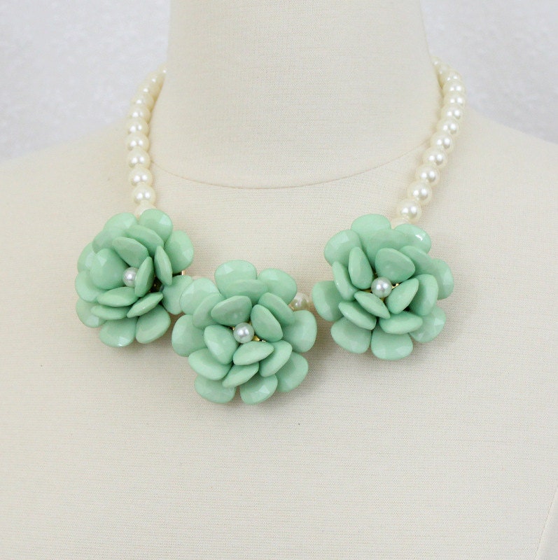 Florale Statement Halskette Harz Rosetten & Perlen von PearlsandBeyond