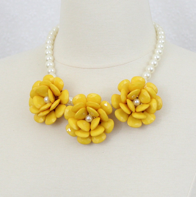 Gelbe Blumen Halskette Lätzchen Halskette von PearlsandBeyond