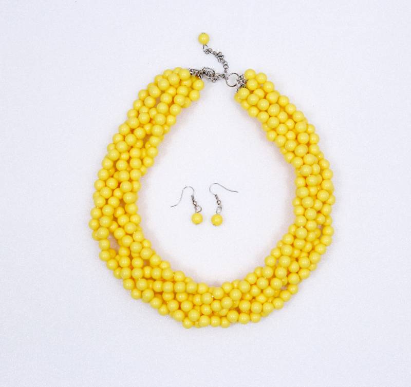 Gelbe Geflochtene Statementkette Aus Harz von PearlsandBeyond