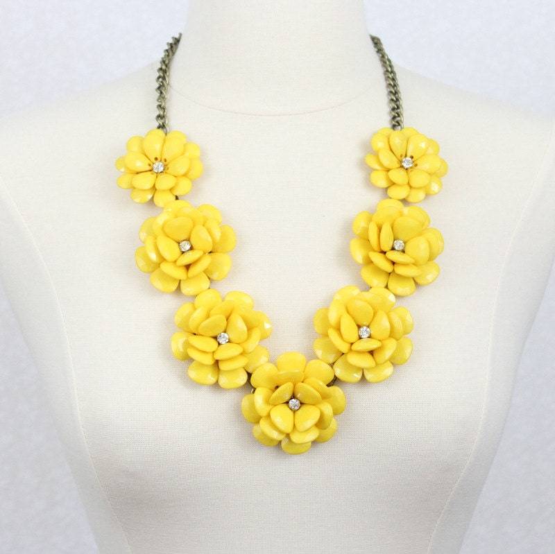 Gelbe Harz Blume Statement Halskette Strass Akzent von PearlsandBeyond