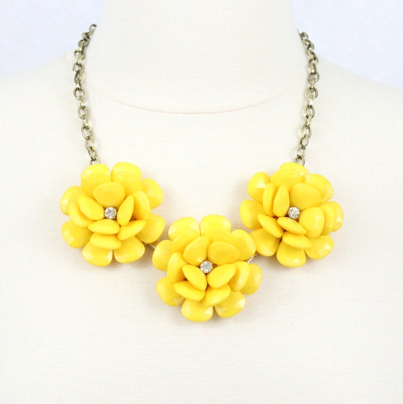 Gelbe Harz Blumen Halskette Strass Floral Bib Halsband von PearlsandBeyond