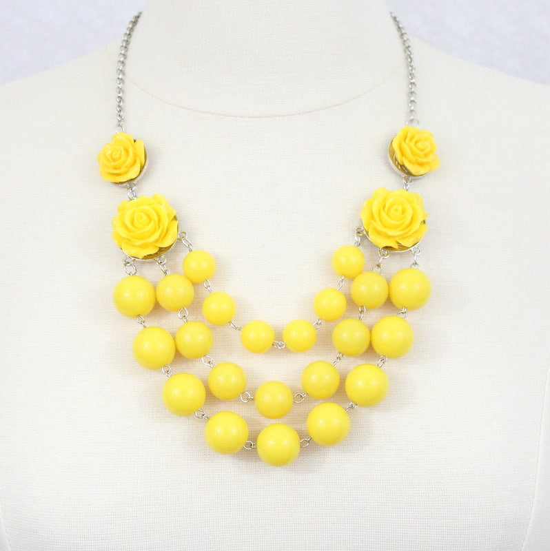 Gelbe Harz Rose Bib Halskette Multi Strand Statement Schmuck von PearlsandBeyond