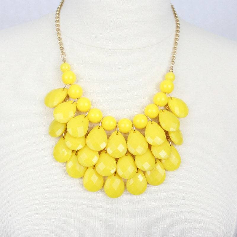Gelbe Träne Bib Halskette Mehrschichtiger Resin Statement Schmuck von PearlsandBeyond