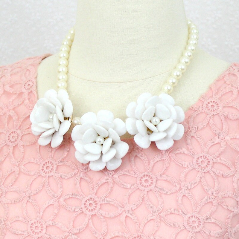 Große Statement-Kette Mit Weißer Blume Blumen-Lätzchen von PearlsandBeyond