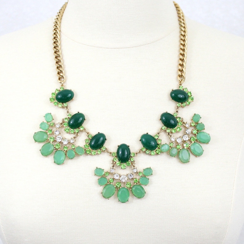Grün Jade Strass Fächer Kette Smaragd Mint Bib Statement Schmuck von PearlsandBeyond