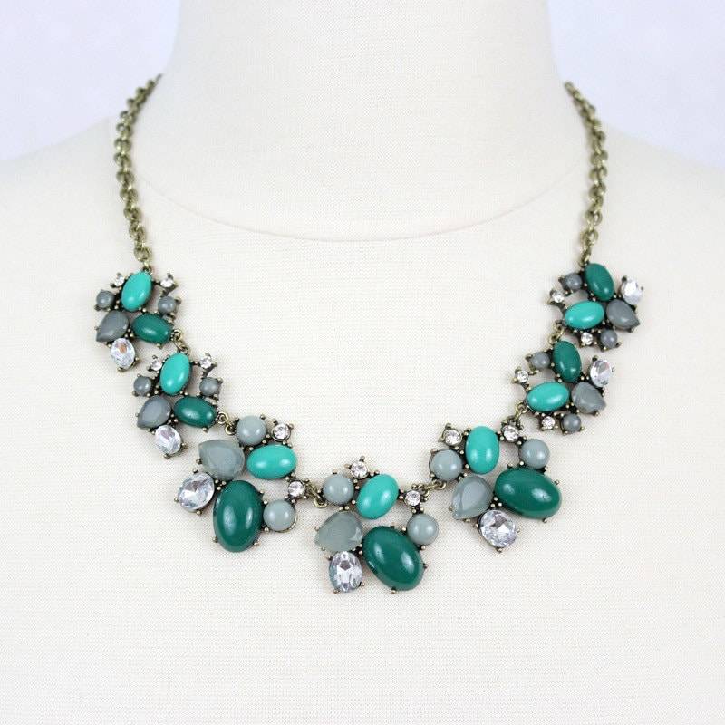 Grüne Blumen Bib Halskette Cabochon Strass Statement Halskette von PearlsandBeyond