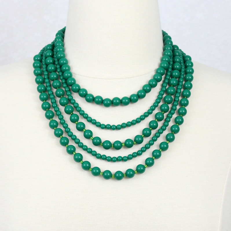 Grüne Harzperlen-Statement-Halskette Bib-Design in Fünf Strängen von PearlsandBeyond