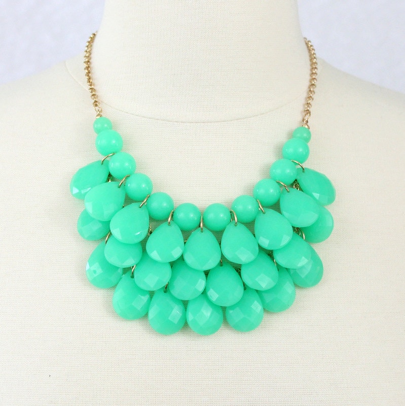 Grüne Teardrop Bib Halskette Resin Statement Kette + Ohrringe von PearlsandBeyond