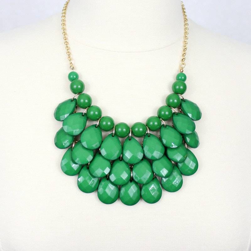 Grüne Teardrop Statement Halskette Resin Lätzchen von PearlsandBeyond