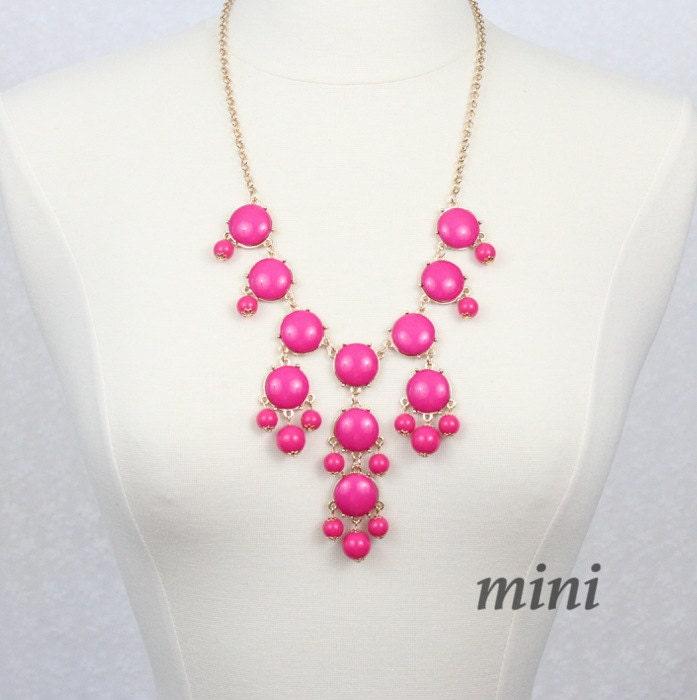 Halskette Fuchsia Bib Hot Pink Mini Version von PearlsandBeyond