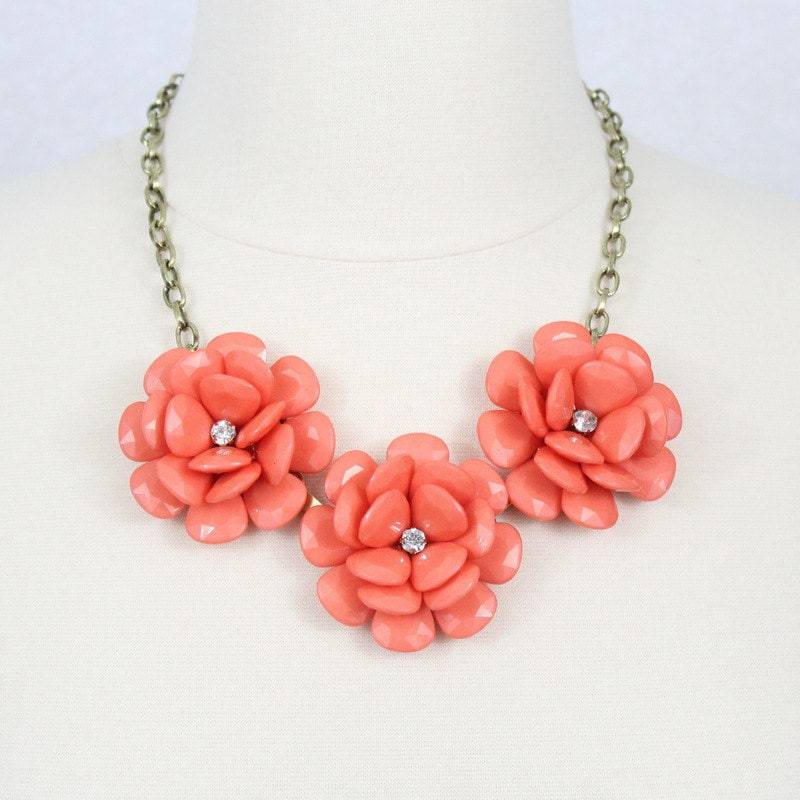 Koralle Blume Bib Halskette Harz Rose Statement Halskette von PearlsandBeyond