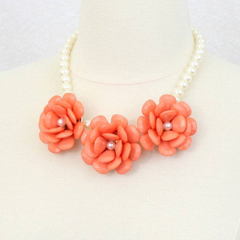 "Korallenblüte Mit Roter Koralle, Harz Rose & Perle Lätzchen." von PearlsandBeyond